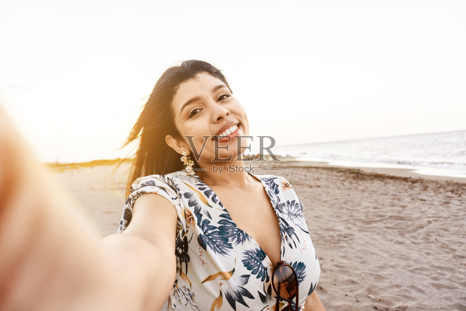 年轻女子自拍眨眼。照片摄影图片