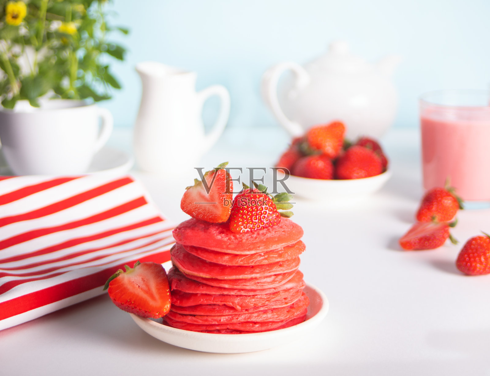 粉红色的红色堆叠美味的自制煎饼新鲜的草莓。照片摄影图片