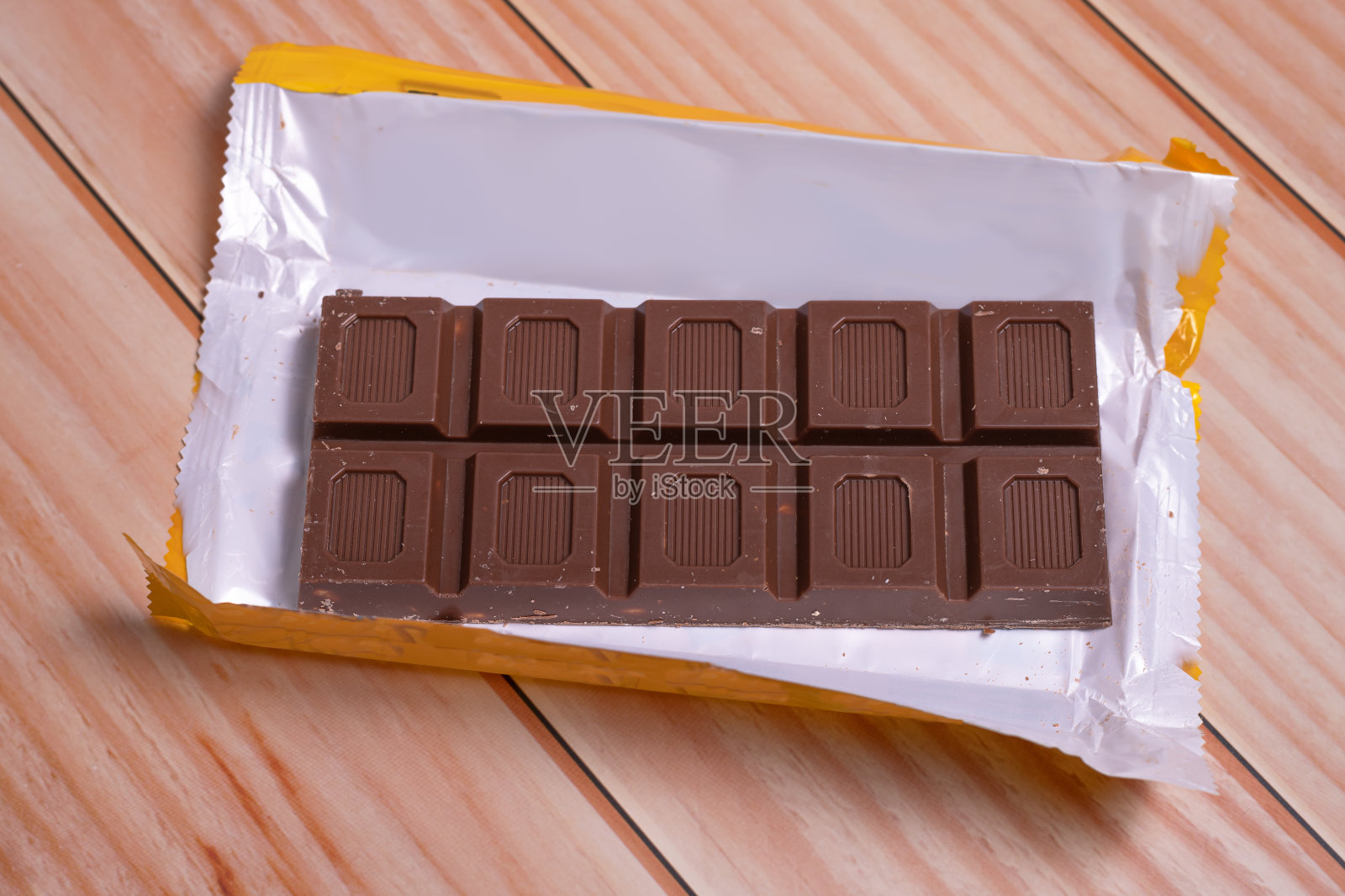 黑巧克力棒放在木桌上。照片摄影图片