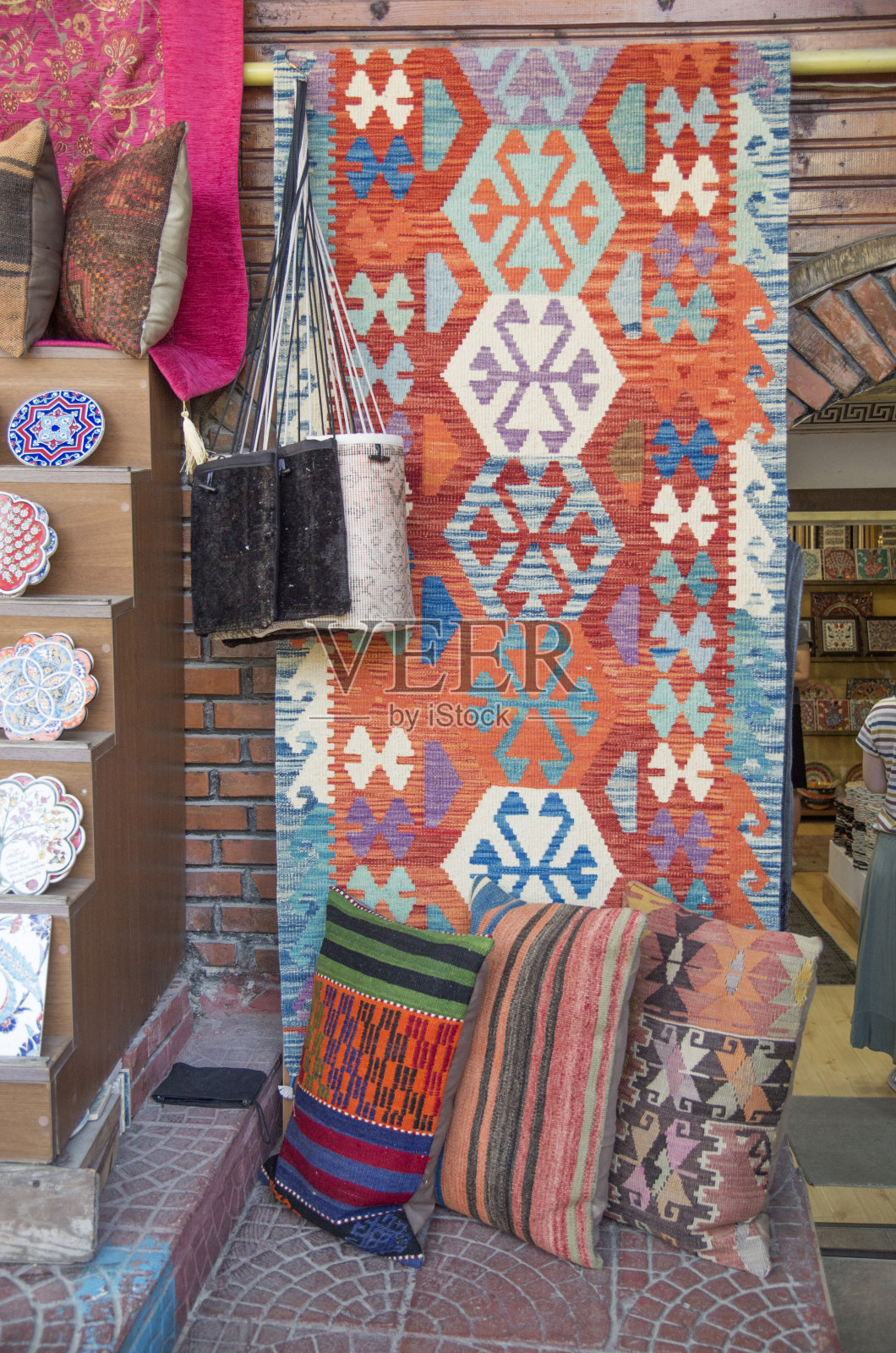 土耳其市场上五颜六色的波斯地毯、袋子和枕头照片摄影图片
