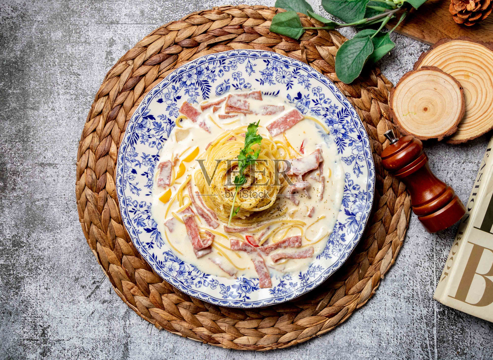 白酱腊肉面在菜顶视图上灰色背景台湾街头小吃照片摄影图片