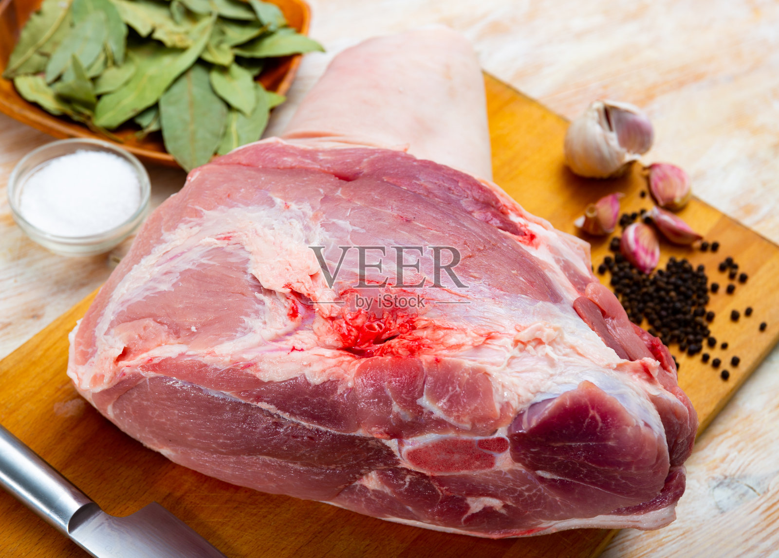 生的猪腿配上香草和调味品照片摄影图片