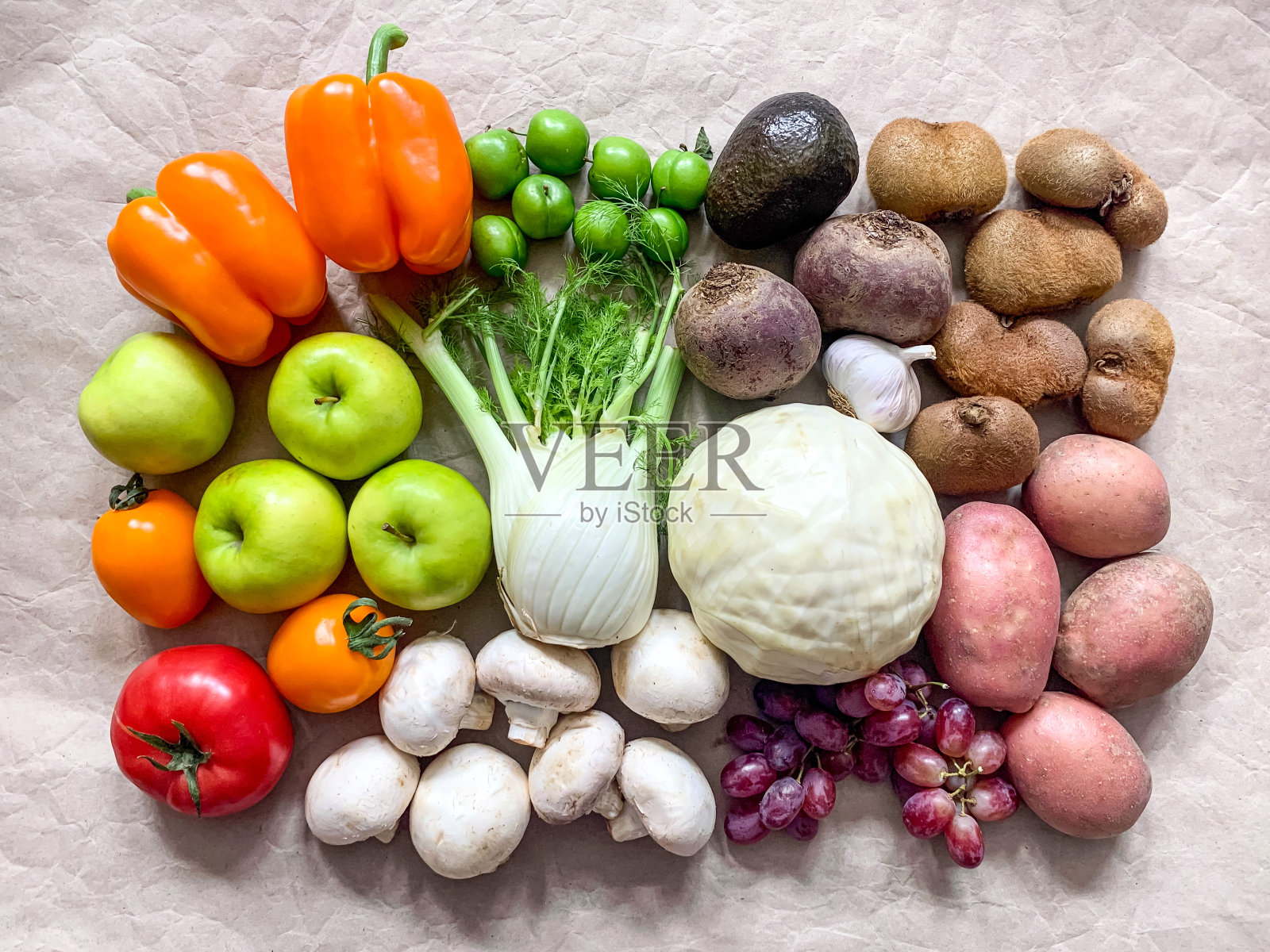 健康饮食:去杂货店购物或送新鲜水果和蔬菜。丰富的维生素的蔬菜照片摄影图片