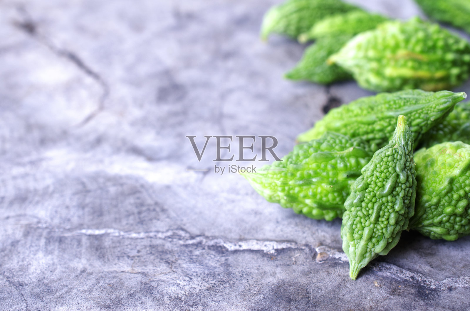 绿色苦瓜蔬菜与复制空间为您的文本背景照片摄影图片