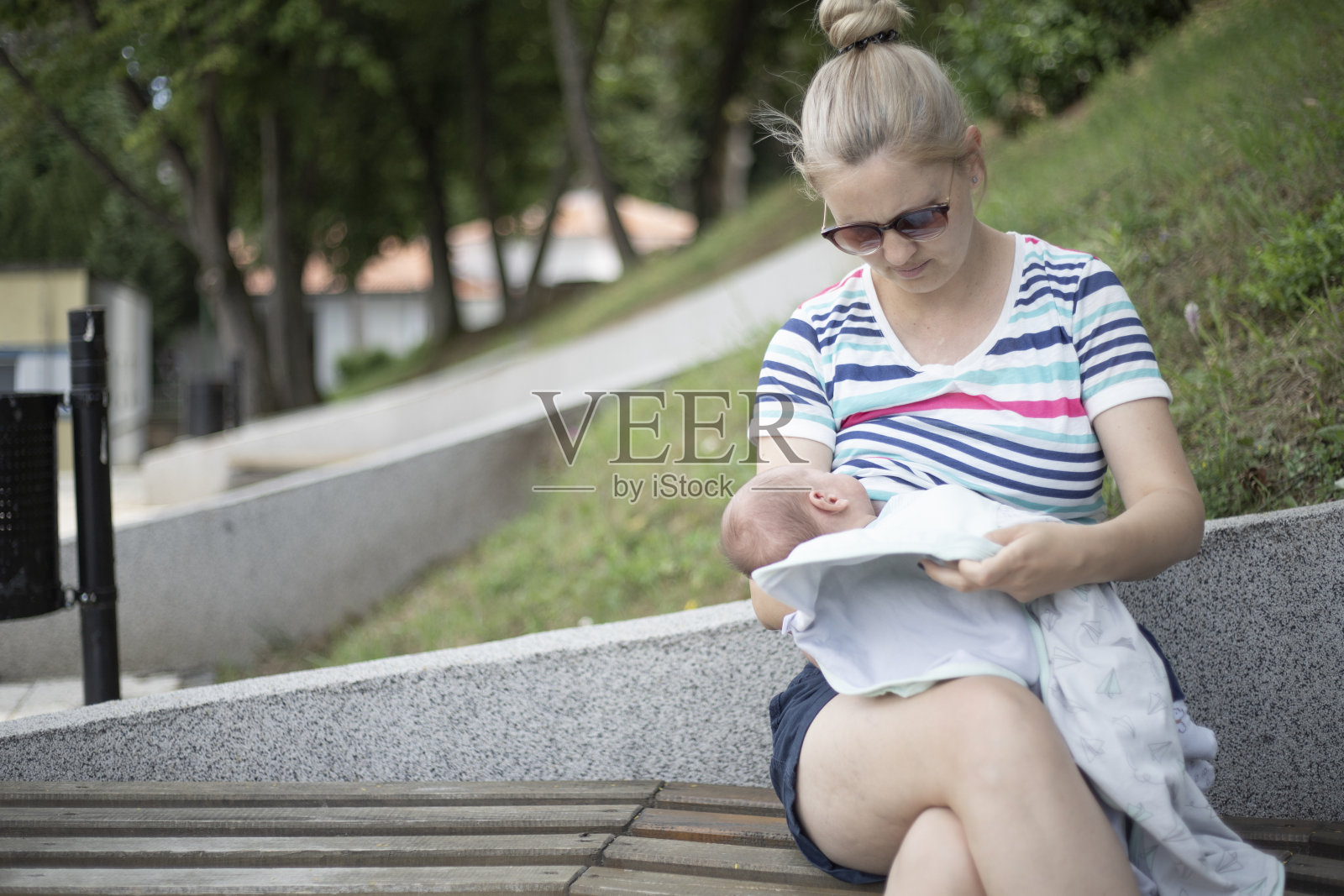 在公共场所给婴儿喂奶照片摄影图片