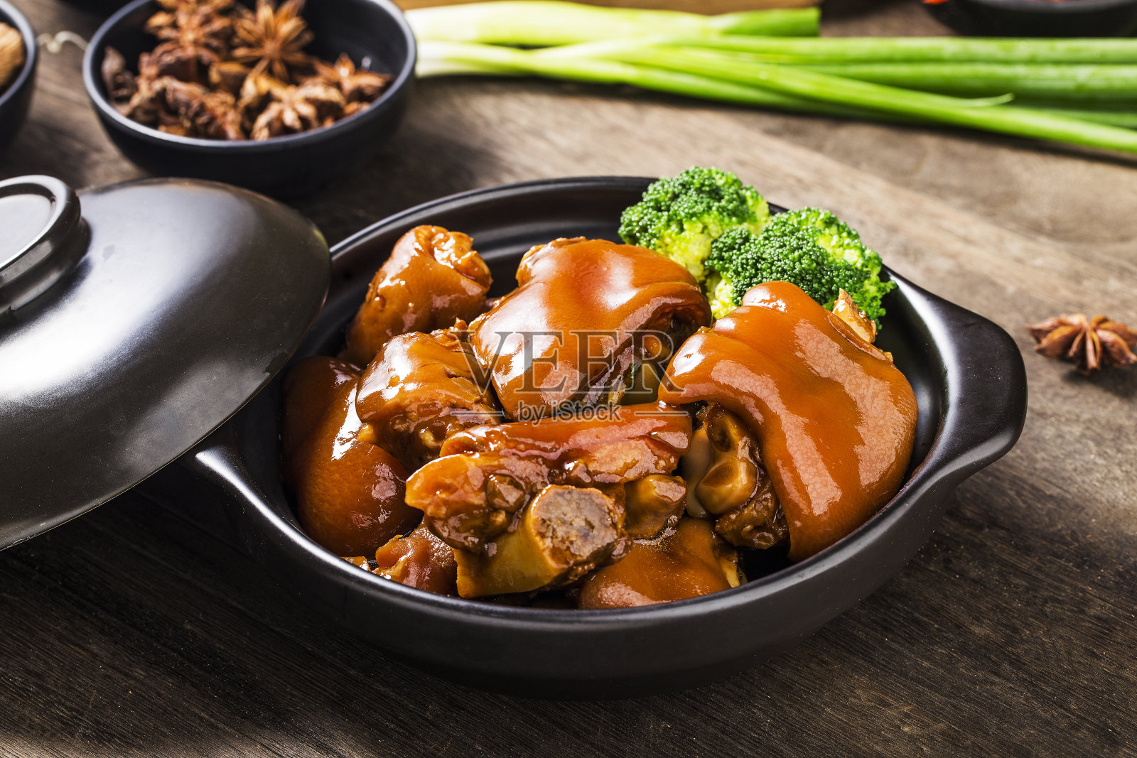 一盘红烧猪蹄照片摄影图片