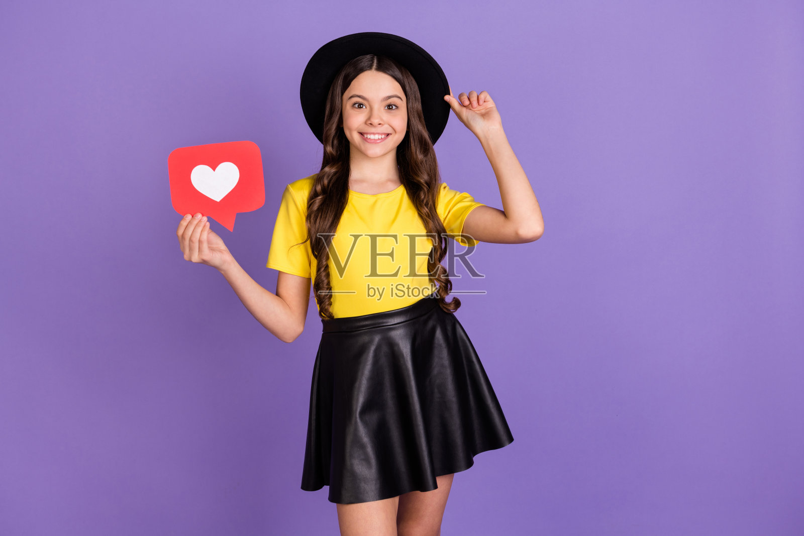 照片nice乐观的黑发女孩抱心穿帽子t恤孤立在生动的淡紫色背景照片摄影图片