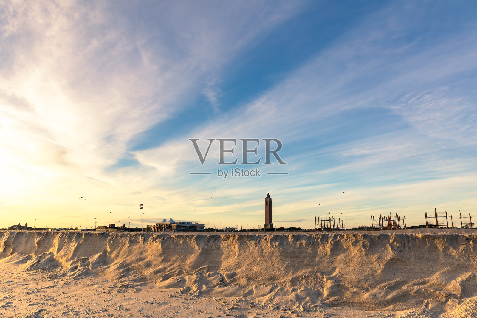 日落时看到的大规模海滩侵蚀。琼斯海滩州立公园照片摄影图片