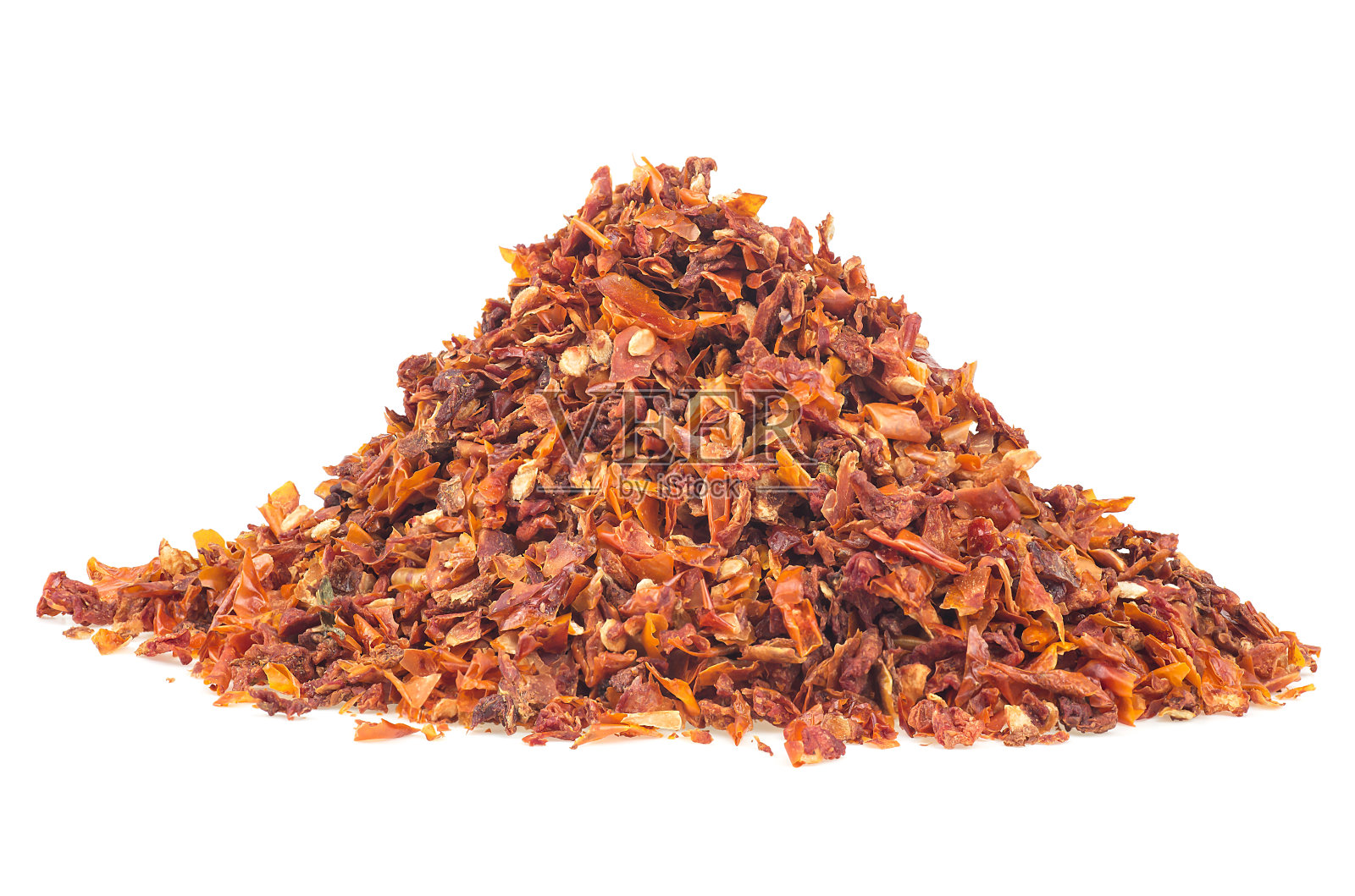 一堆干的和切碎的西红柿孤立在一个白色的背景。番茄片。照片摄影图片