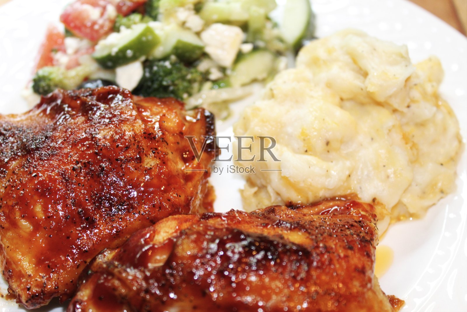 免版税照片-网站，菜单，食物博客，或广告的最佳食物背景-孤立的近距离烧烤鸡-两个烧烤鸡大腿两次烤土豆和希腊沙拉-美味的食物照片-嫩的烧烤鸡大腿是美味的照片摄影图片