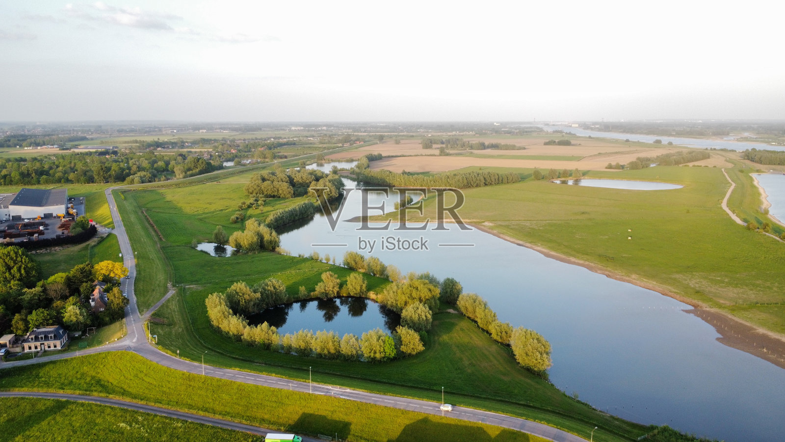 白天是马斯河和农田照片摄影图片