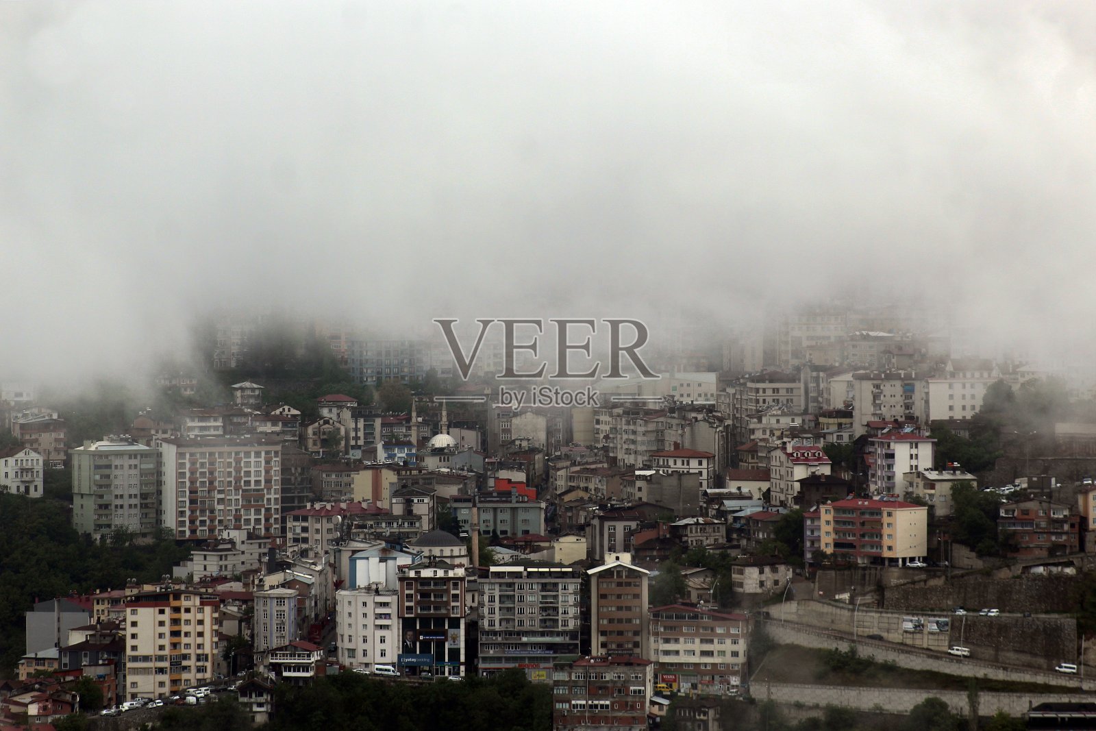 《中心城市的雾天》(阿尔特文，Türkiye)照片摄影图片