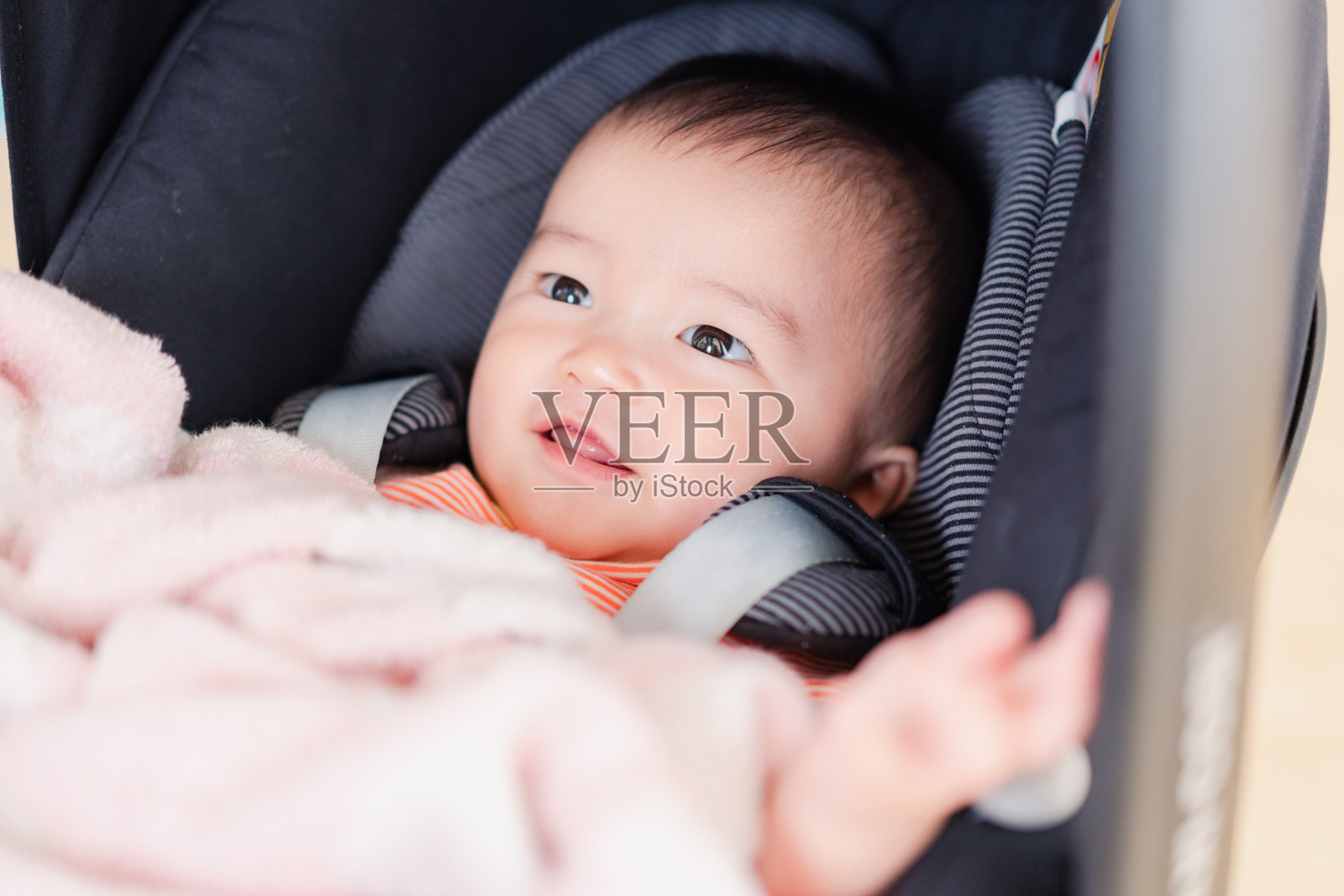 婴儿在婴儿车里微笑照片摄影图片