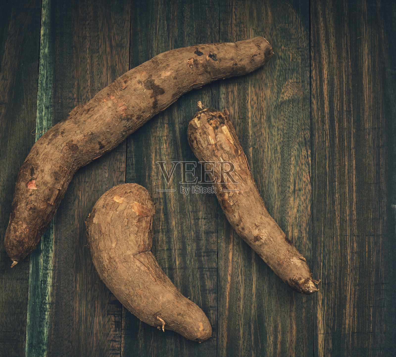 木薯(木薯，木薯，木薯，巴西稻田)和木质背景的木薯粉。照片摄影图片