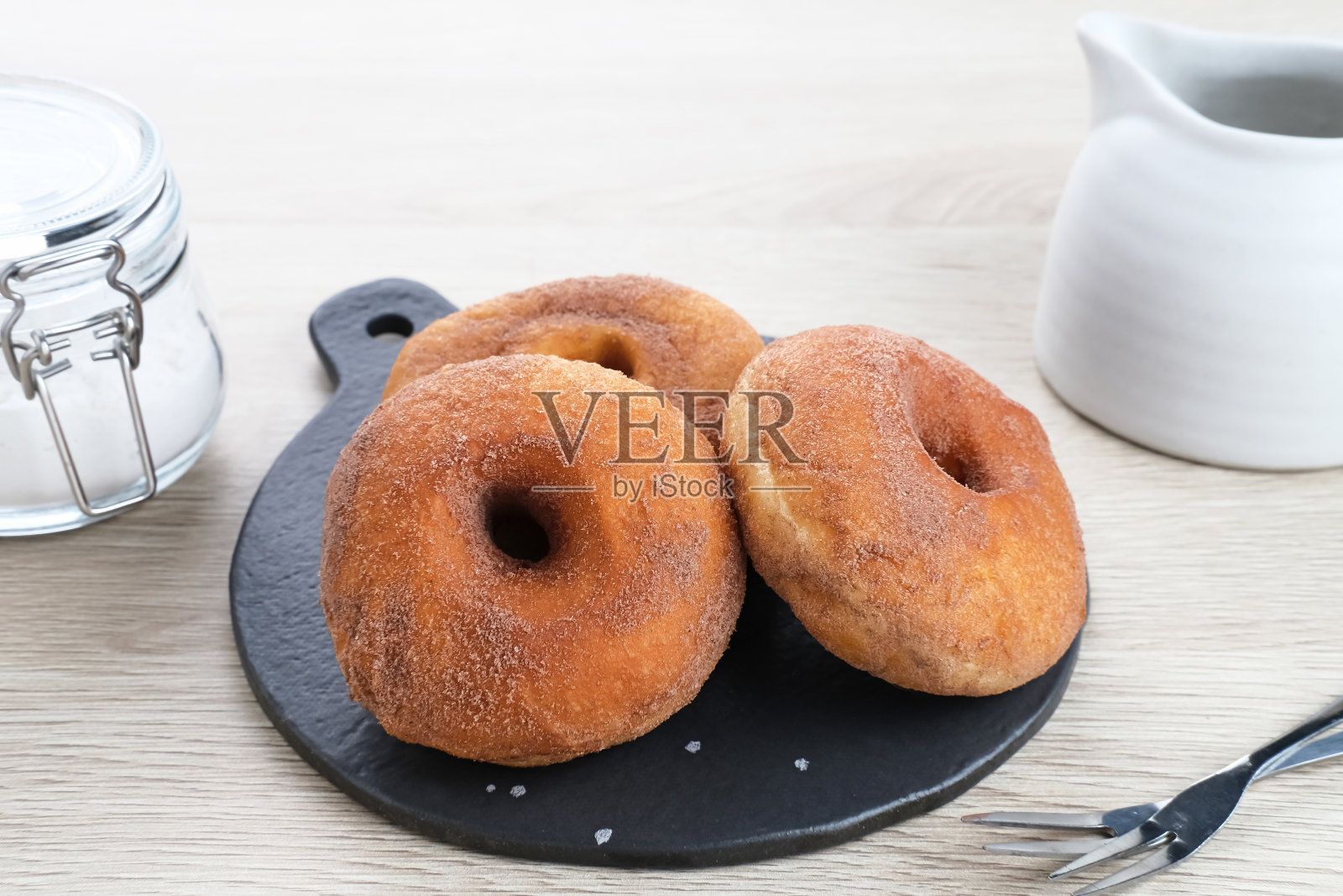Donat Kentang(土豆甜甜圈)，一种添加了土豆成分的甜甜圈。照片摄影图片
