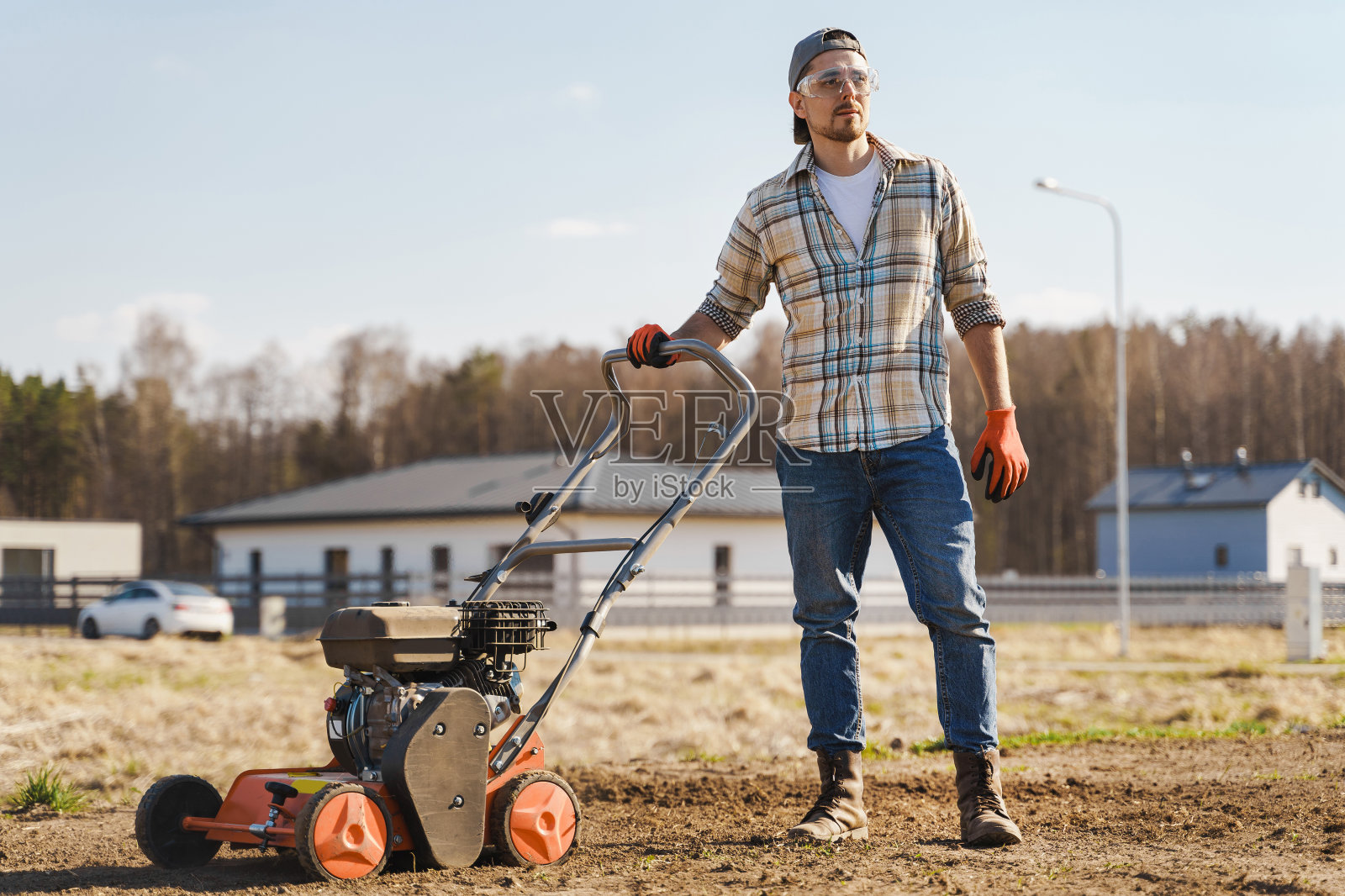 人用曝气机对草坪或草甸进行划伤和曝气照片摄影图片