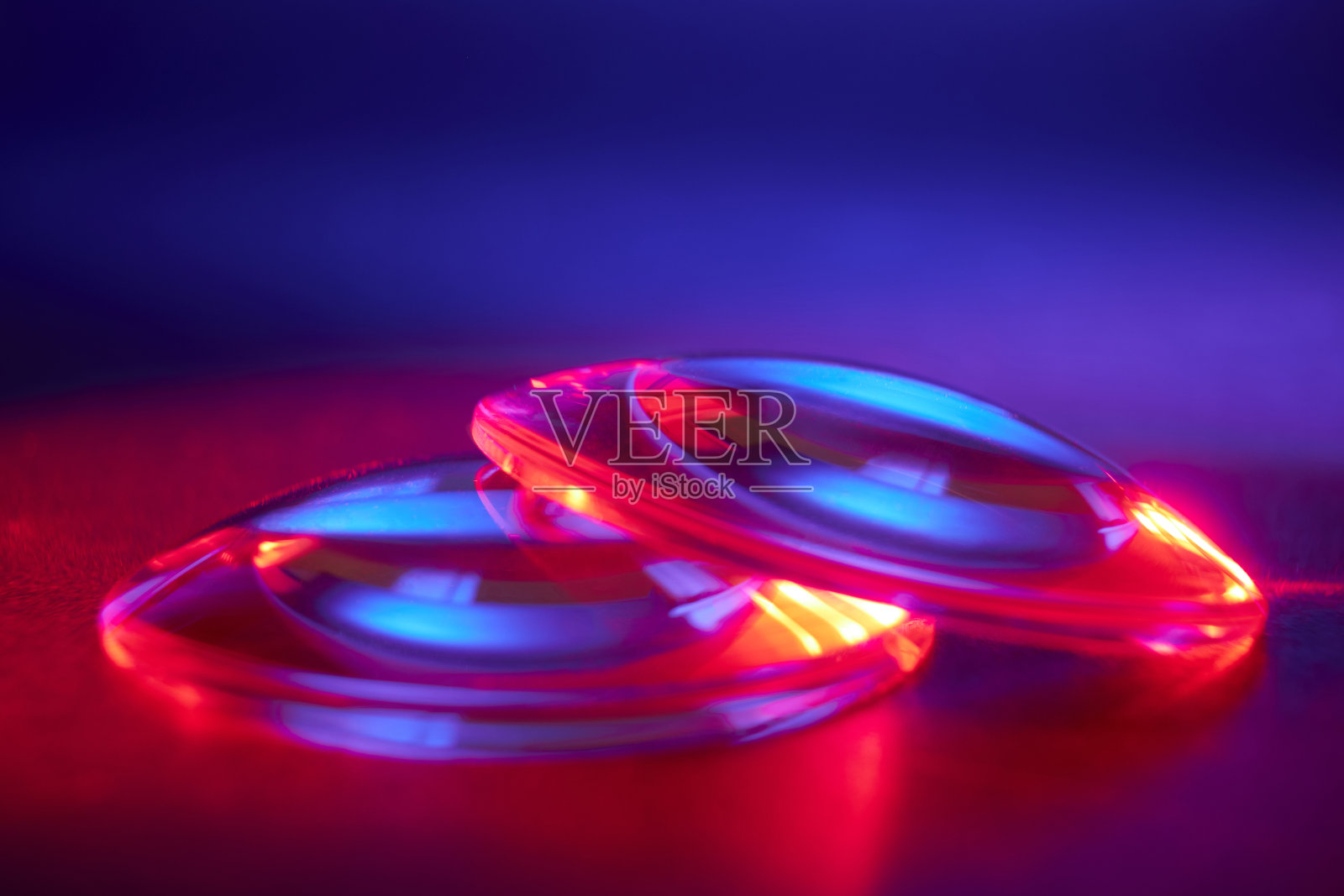 放大聚光玻璃彩色灯抽象背景照片摄影图片