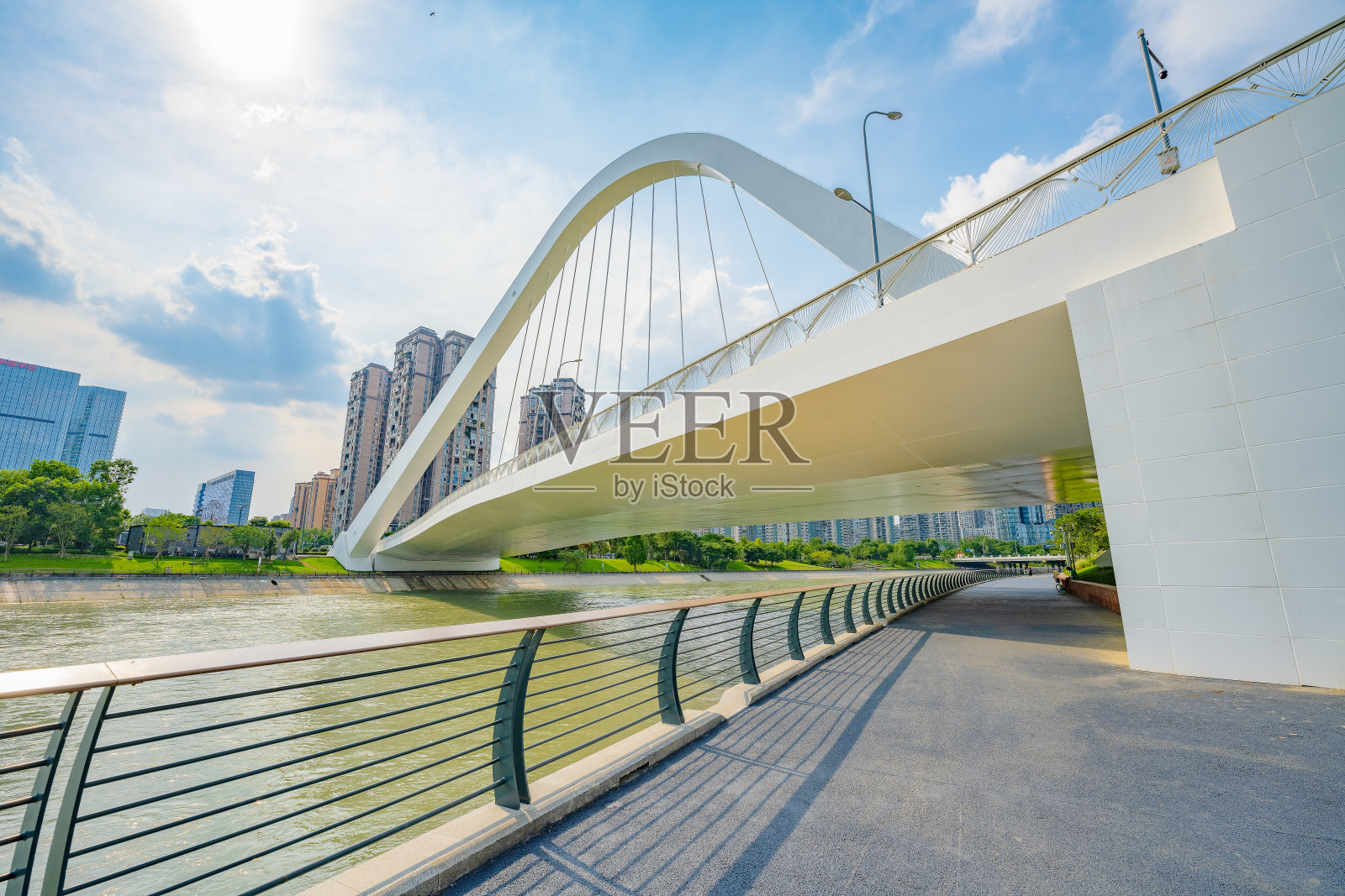 天晴滨江成都城照片摄影图片