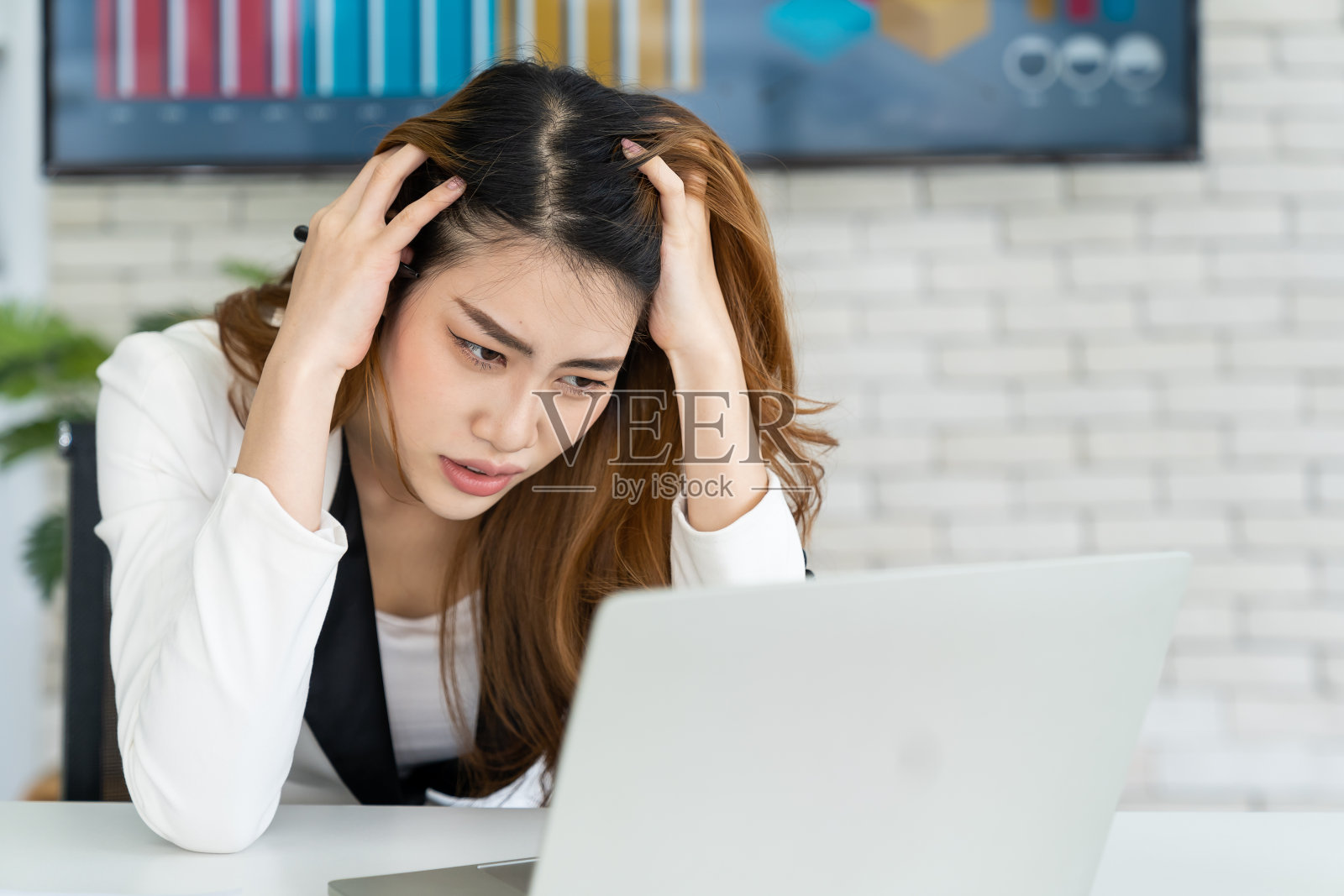 头痛的亚洲女商人照片摄影图片