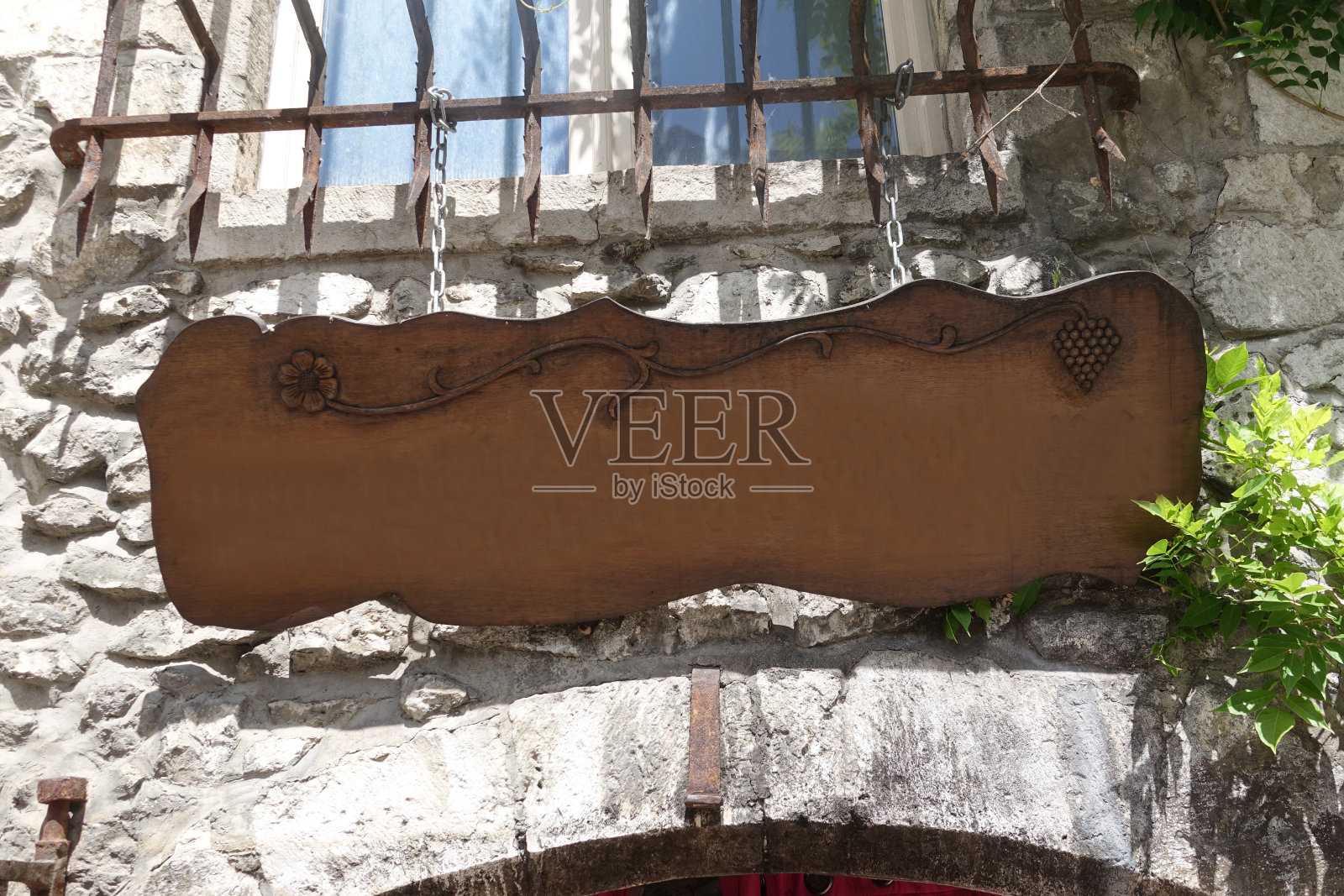 门廊上方的窗户上挂着一个复古风格的木牌照片摄影图片