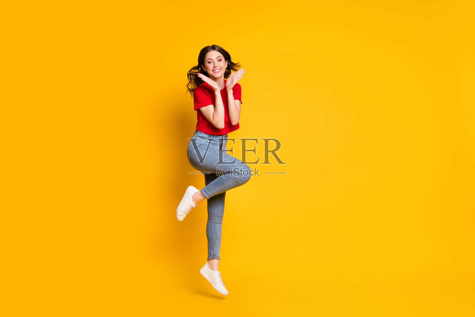 欢快迷人的女孩跳穿球鞋的全尺寸照片孤立在生动的颜色背景照片摄影图片