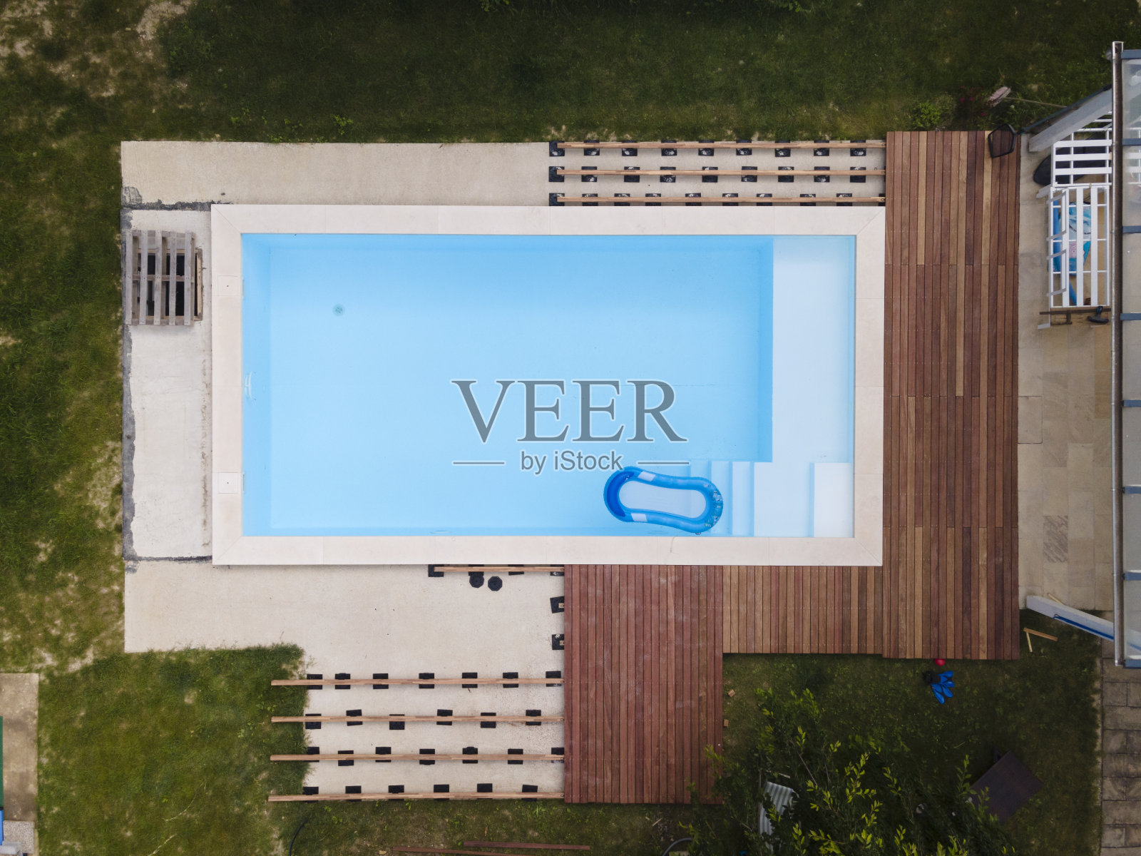 无人机飞行花园与水池和水池的木制边界正在创作过程中照片摄影图片