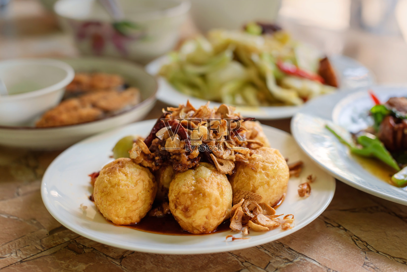 煮熟的鸡蛋，放在盘子里炒调味，作为早餐、午餐或晚餐照片摄影图片