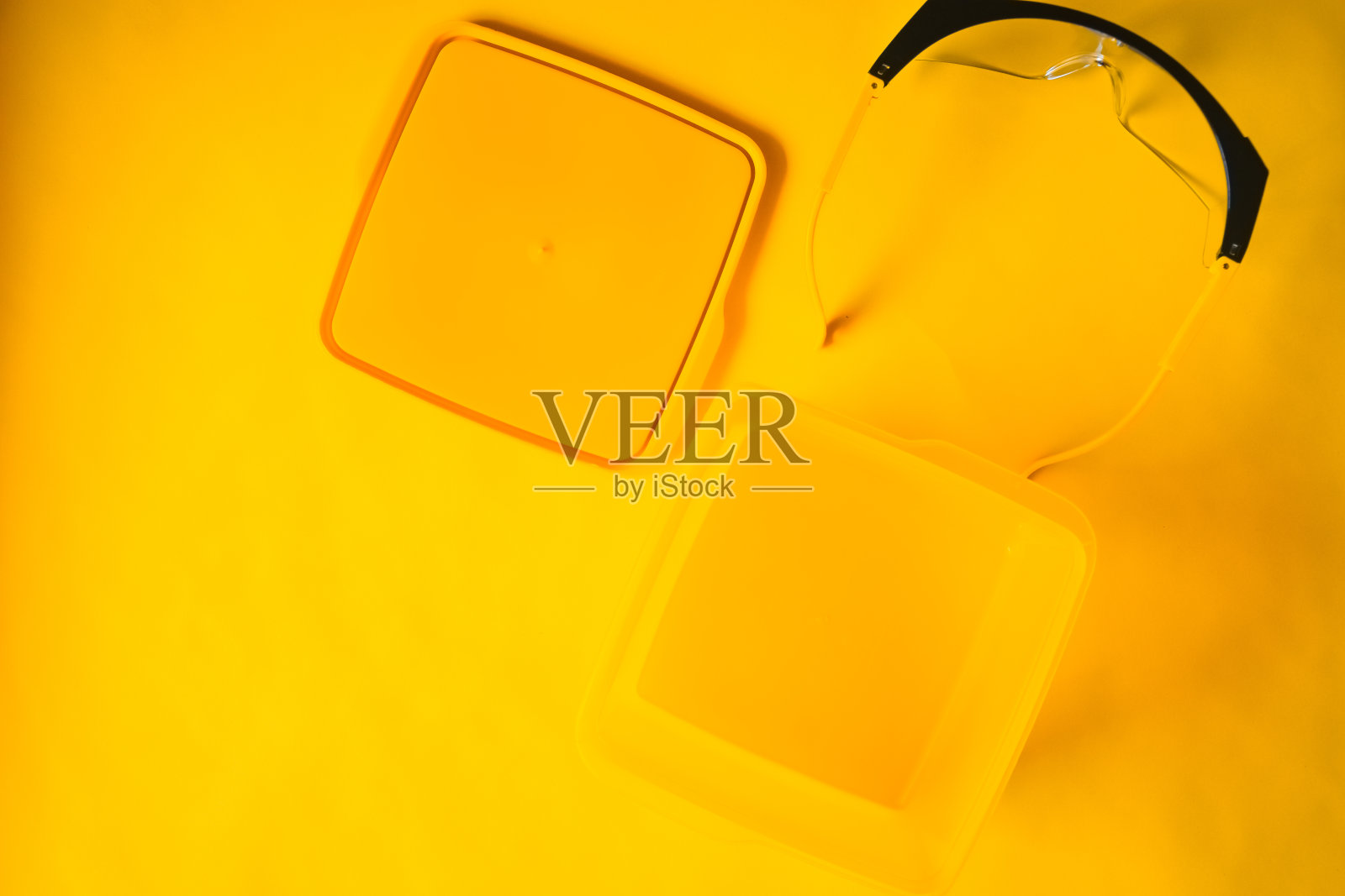 黄色的东西放在黄色的背景上照片摄影图片