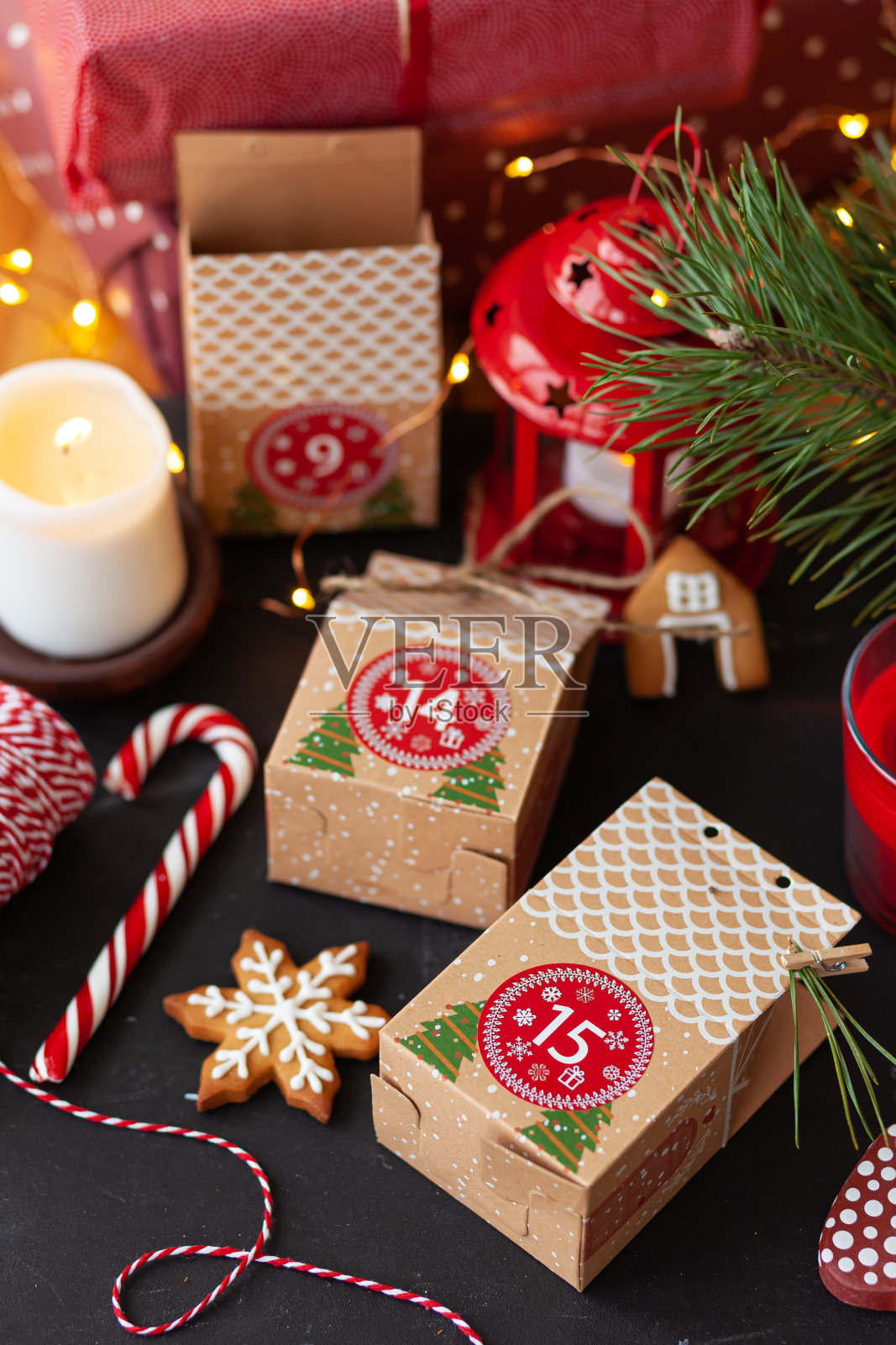 妇女准备原始降临节日日历为圣诞节或新年倒计时为孩子的平安夜。零废纸包装，自制姜饼饼干。舒适的家庭氛围照片摄影图片