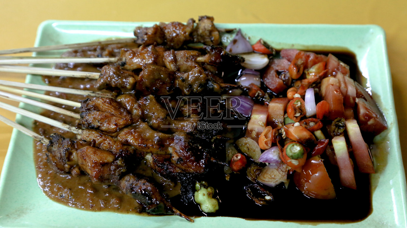 马杜拉沙爹鸡肉配花生酱，照片摄影图片