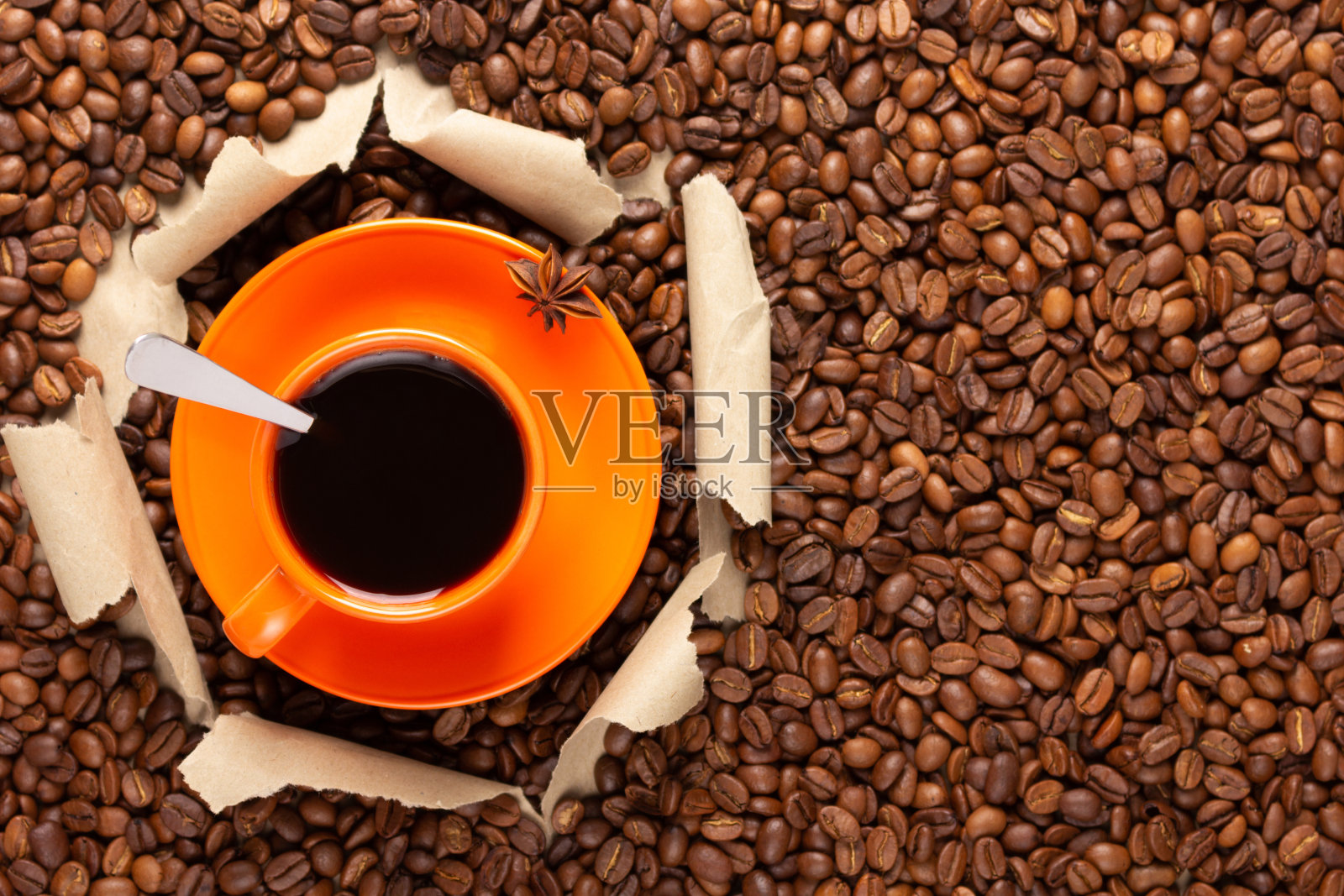 一杯咖啡和豆子在纸的背景。放松咖啡的概念照片摄影图片