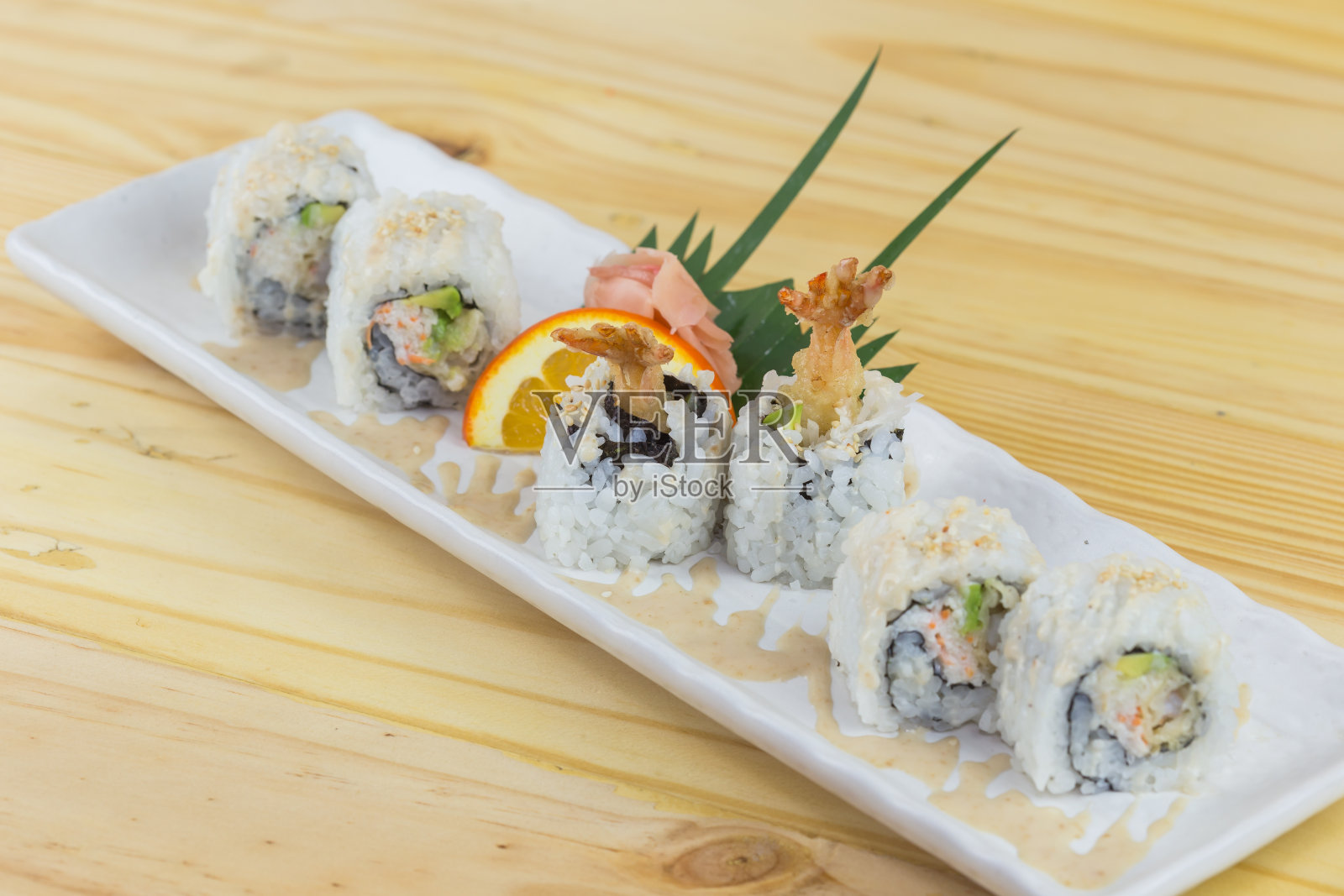 天妇罗寿司——用牛油果和烟熏鳗鱼做成的油炸卷照片摄影图片