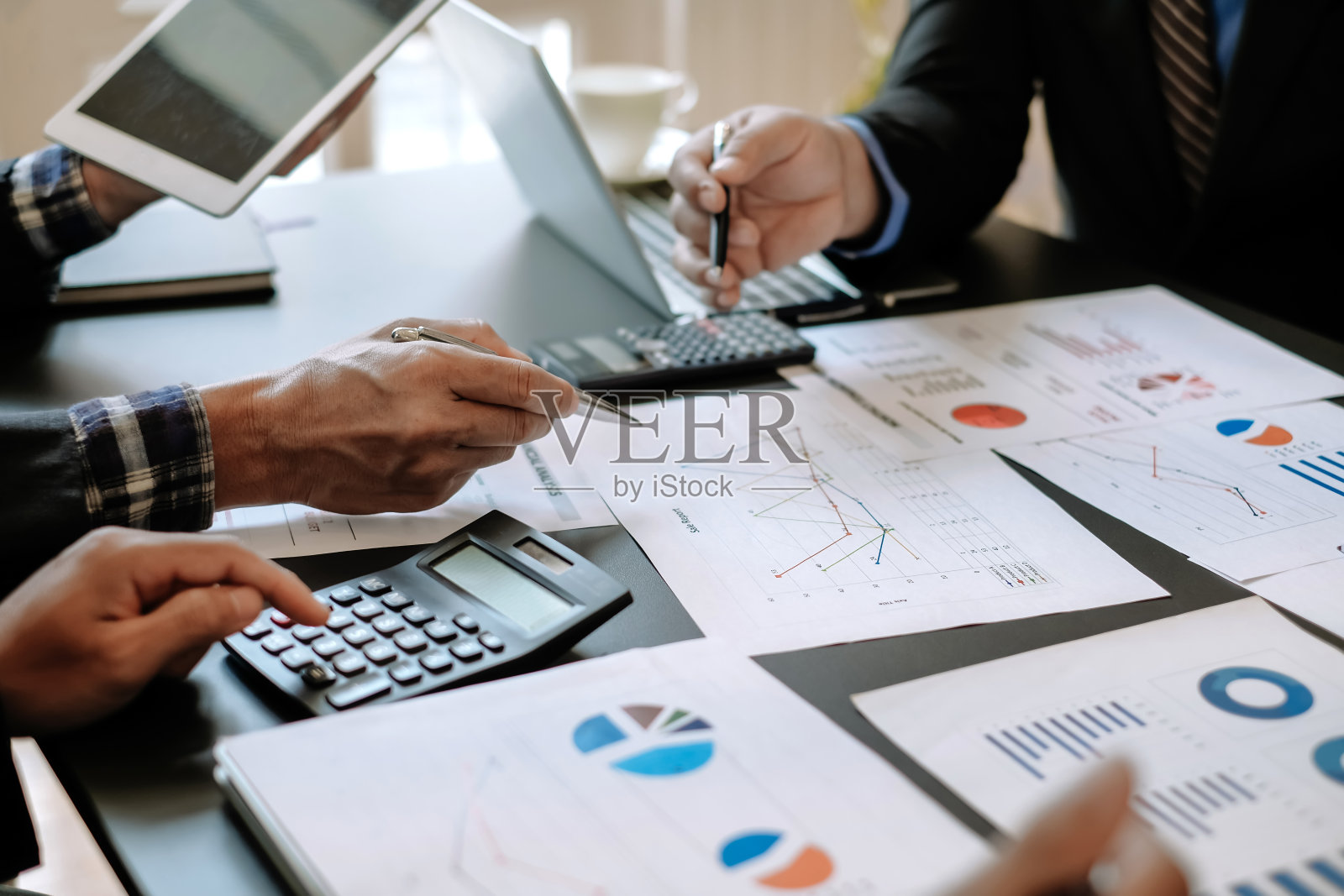 商务人士在会议室进行头脑风暴、讨论、计划和分析商业投资数据图。照片摄影图片