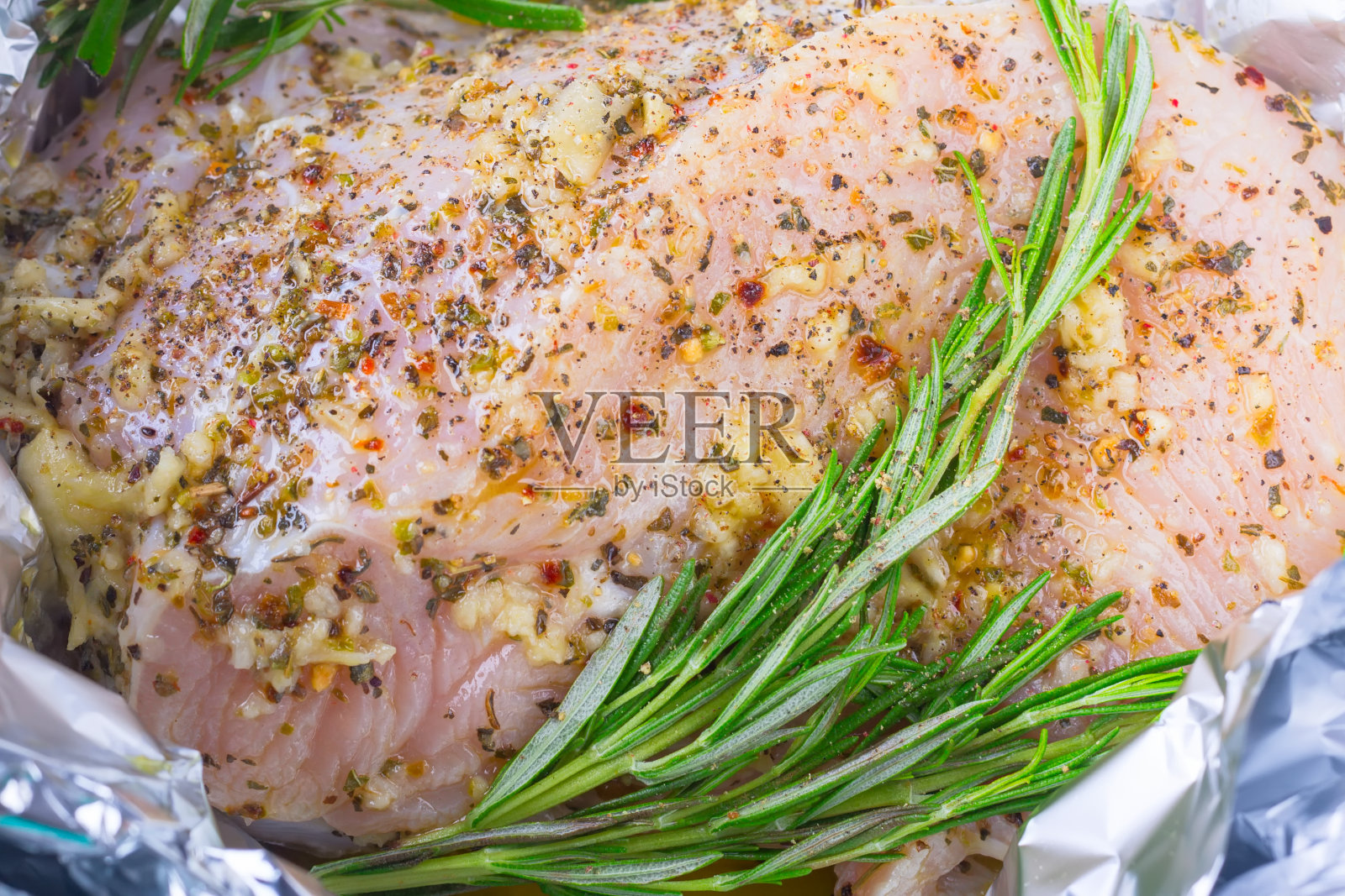 火鸡肉块配上香料和迷迭香照片摄影图片