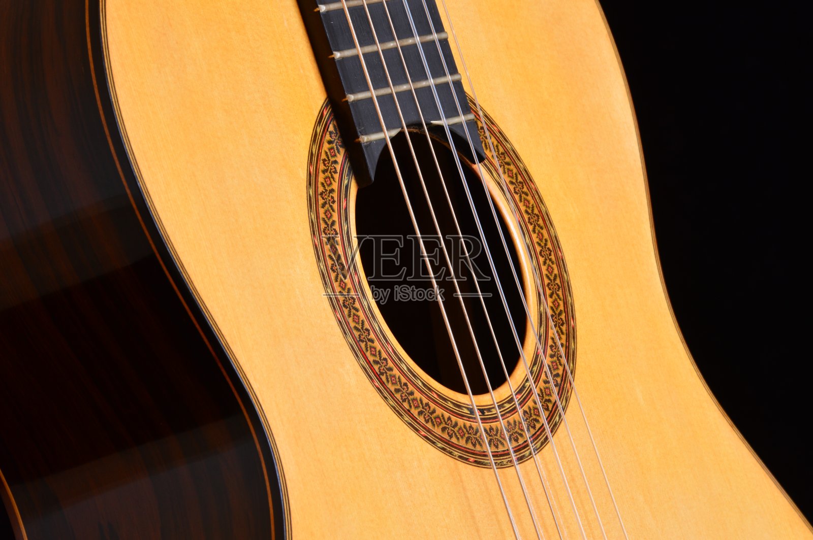 细节的嘴，弦，烦恼，身体的西班牙经典吉他照片摄影图片