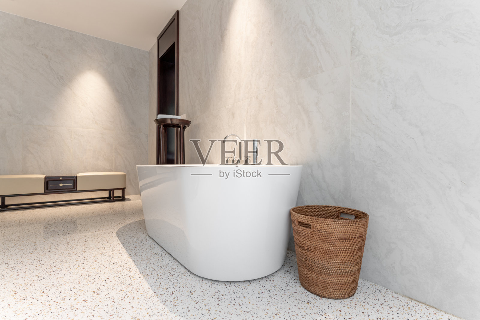 简洁、明亮、宽敞的浴室浴缸照片摄影图片