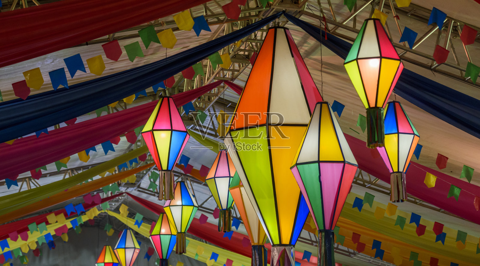 6月在巴西东北部举行的圣约翰派对彩旗和装饰气球。照片摄影图片