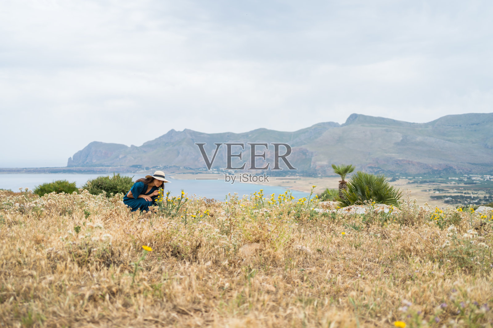 年轻女子在海边的观点放松照片摄影图片
