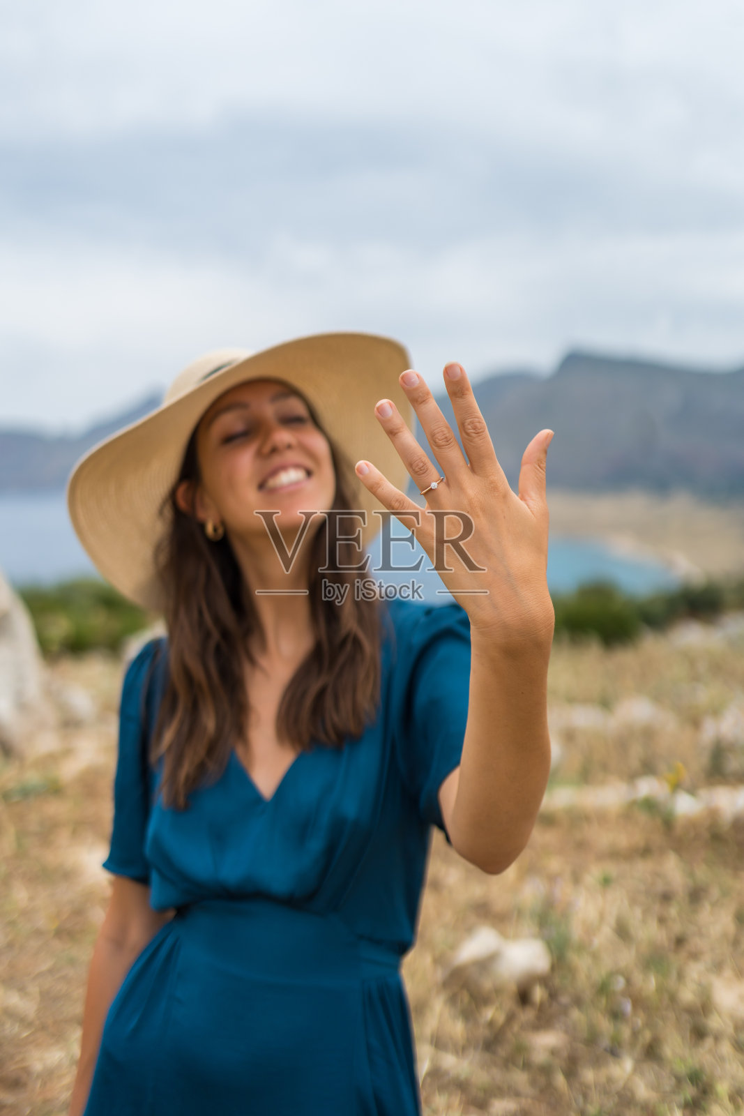 年轻女子戴订婚戒指的特写照片摄影图片