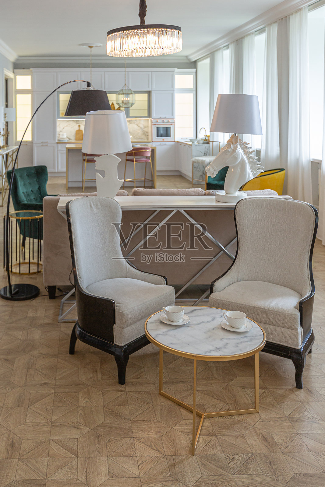 豪华的室内现代公寓明亮的颜色与时尚的家具。厨房，卧室和客厅区域没有墙。照片摄影图片