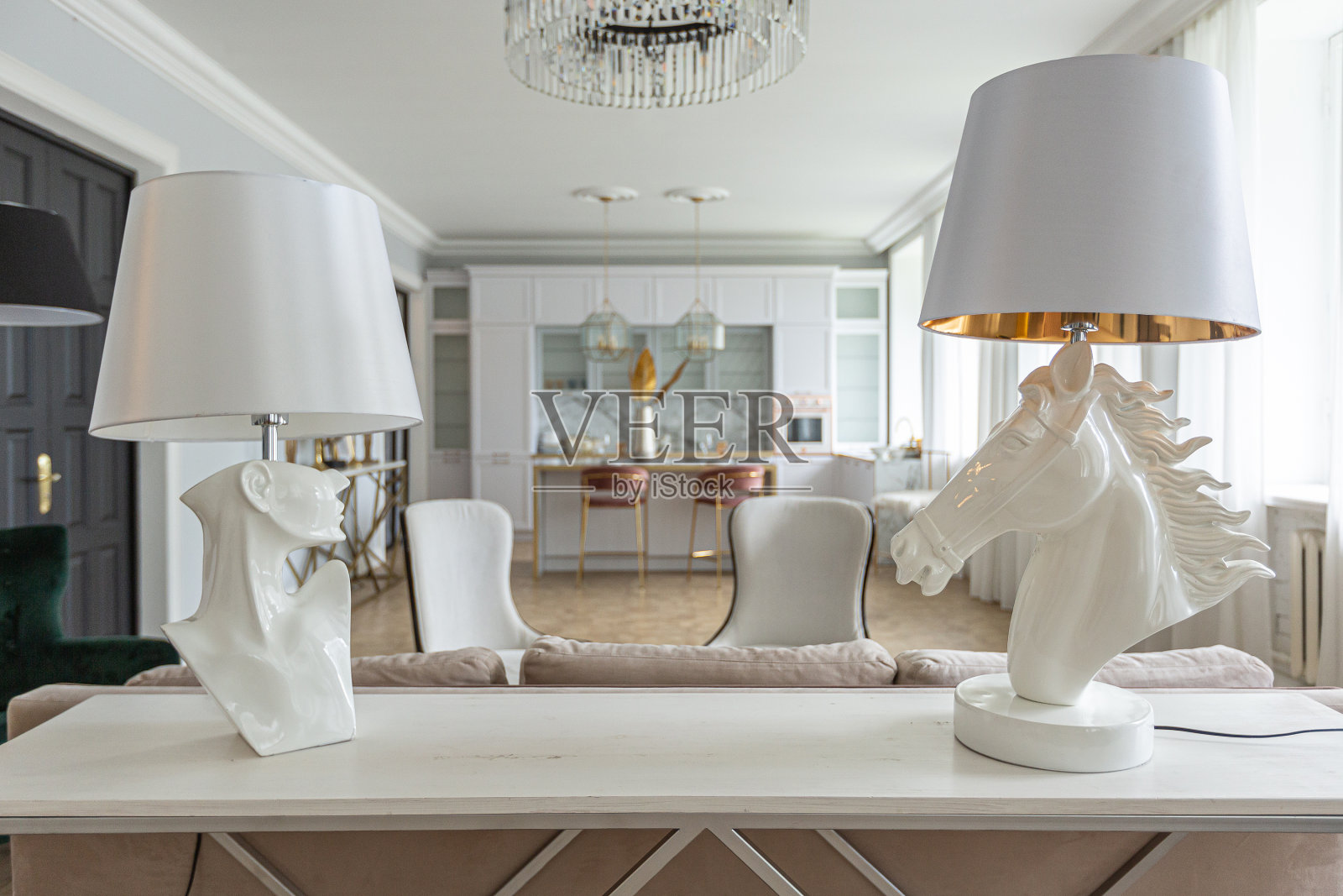 豪华的室内现代公寓明亮的颜色与时尚的家具。厨房，卧室和客厅区域没有墙。照片摄影图片