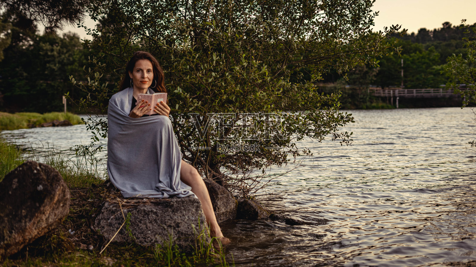 湖上的女人照片摄影图片