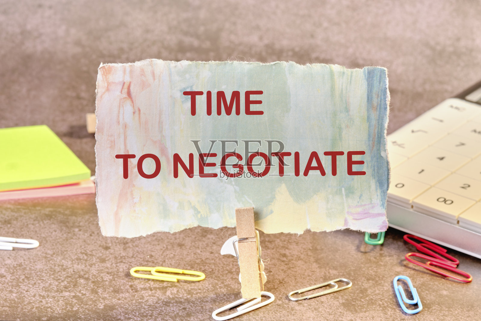 是时候把文字写在撕碎的纸上放在晾衣夹上了照片摄影图片