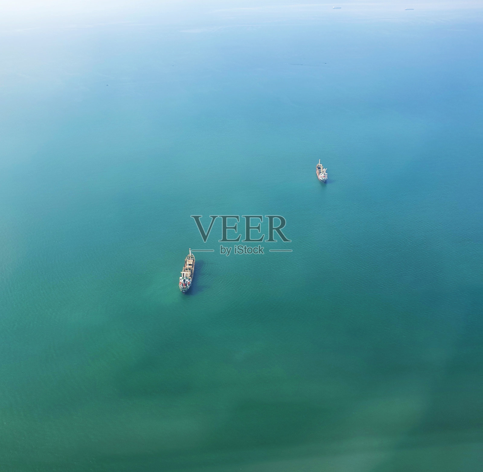 蓝海中的船只照片摄影图片