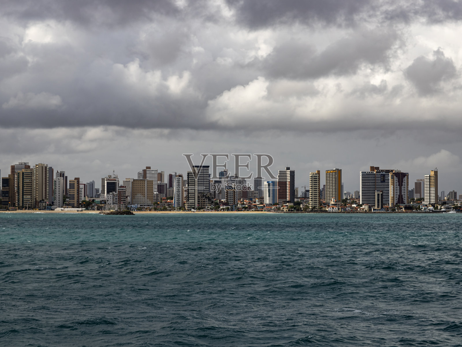 下雨的海滨小镇。照片摄影图片