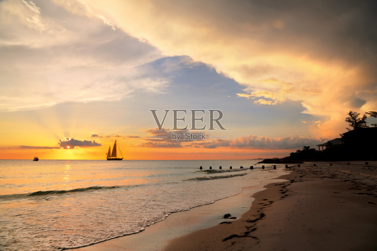 橙色海景与帆船在日落的天空照片摄影图片