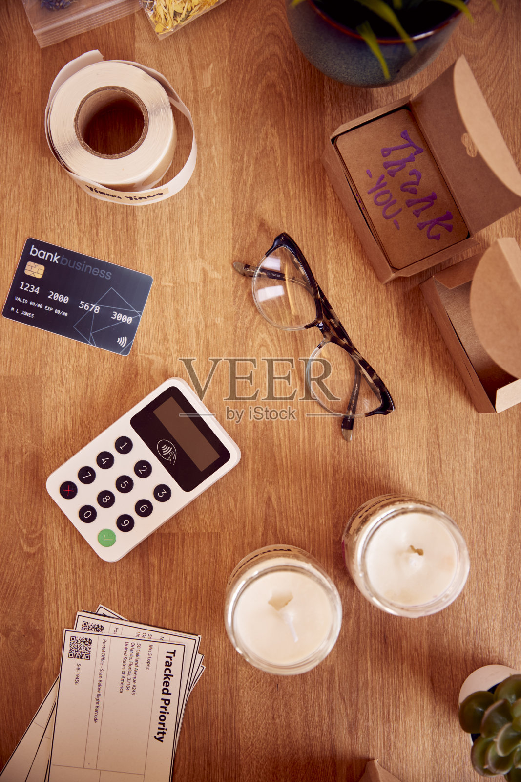 用信用卡支付终端自制精品蜡烛的头顶镜头照片摄影图片