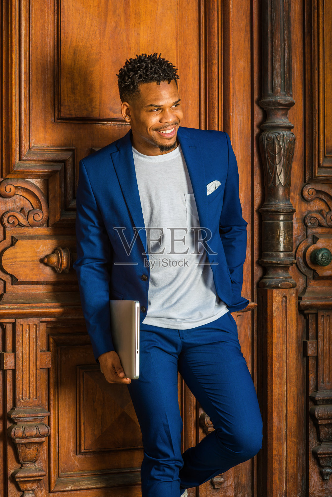 站在纽约办公室门口的年轻人照片摄影图片