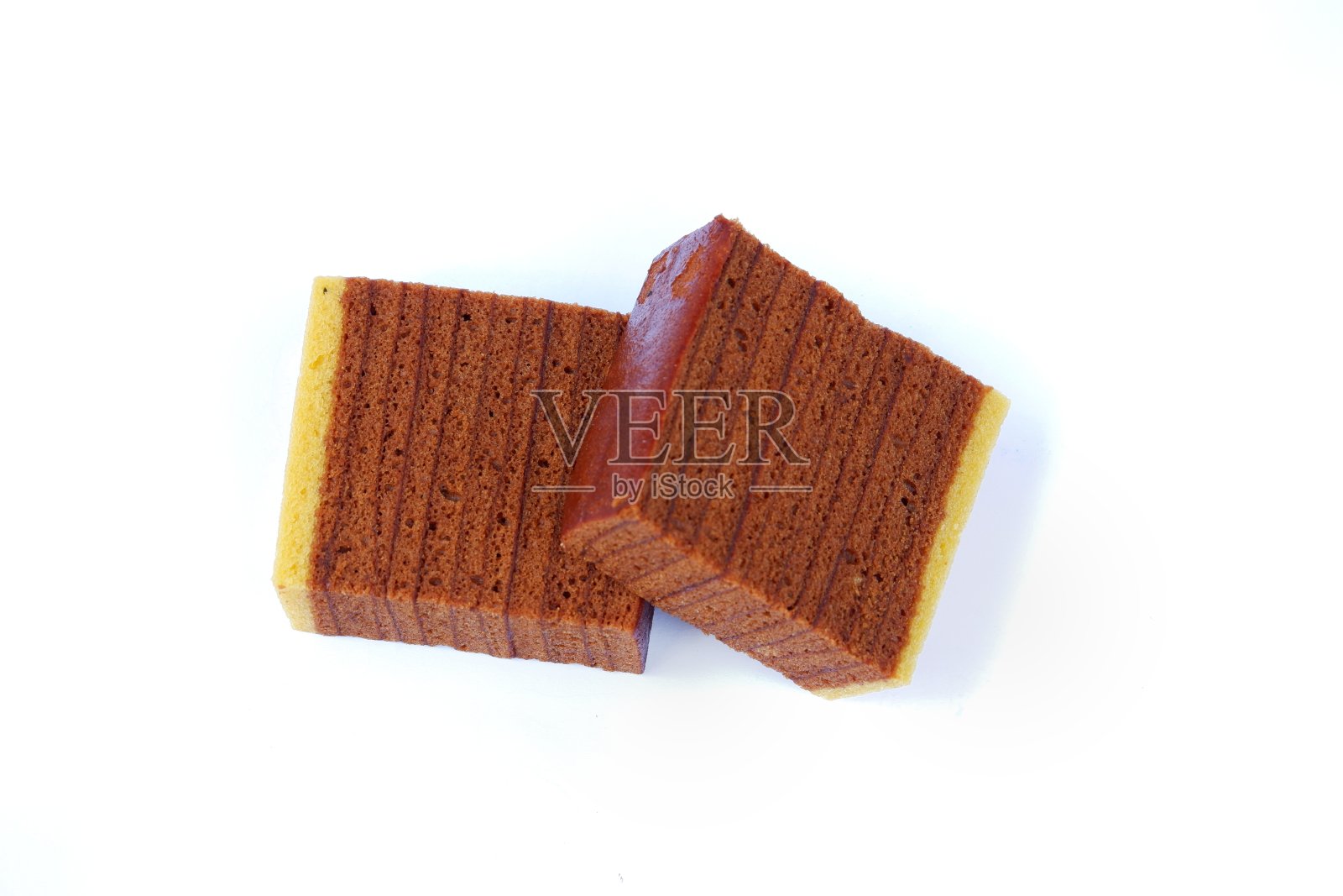 巧克力分层海绵蛋糕孤立在白色背景照片摄影图片