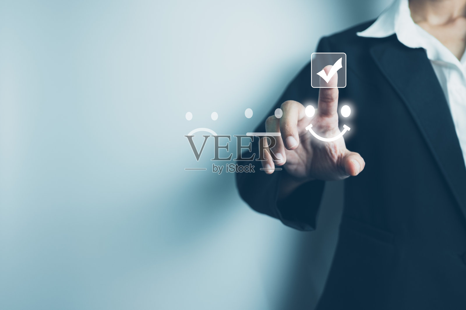 顾客满意理念，女商人对笑脸图标点赞，给予最高分，对优秀的服务非常满意，客人对顾客的反馈。照片摄影图片